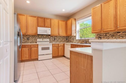 913 168 Ave, Hollywood FL 33028-2021 exterior