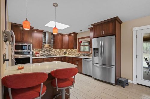 16 Vorndran Dr, New Hamburg NY  12590-4517 exterior