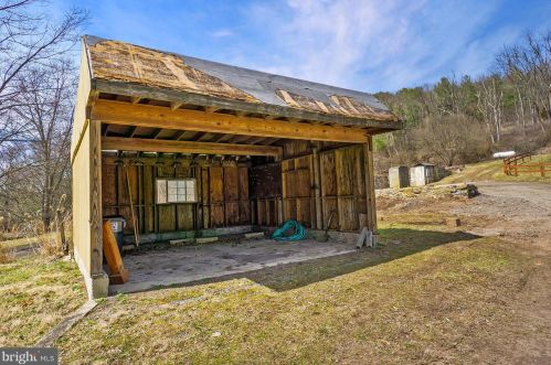 2695 Hemlock Dr, Palmerton PA  18071-9408 exterior