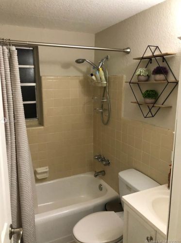 7898 173rd St, Hialeah FL  33015-3855 exterior