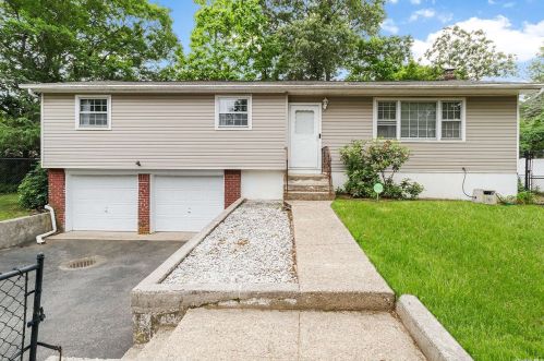 6 Vine St, South Setauket, NY 11720-1721