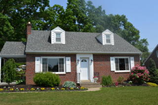 117 10th St, Akron, PA 17501-1529