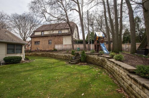 8605 Ravenswood Cir, Milwaukee WI 53226-4657 exterior