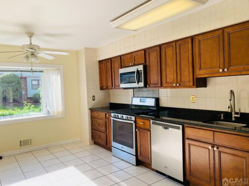 3 Highview Dr, Woodbridge NJ  07095-3905 exterior