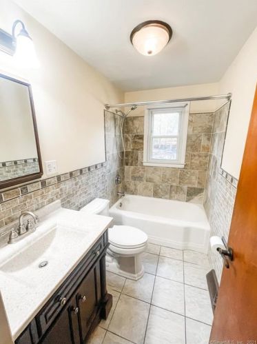 96 James St, Colchester, CT 06415-1135