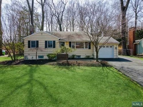 102 Pawnee Ave, Oakland NJ  07436-3724 exterior