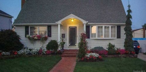 829 Pineneck Rd, Seaford, NY 11783-1322