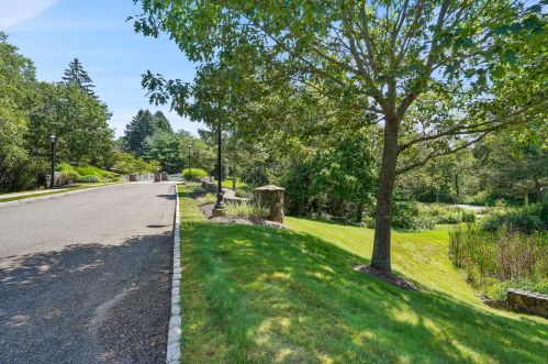 13 Damia Dr, Danbury CT  06811-3649 exterior