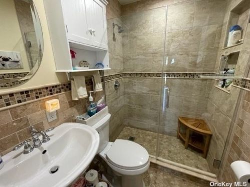 406 Old Farmingdale Rd, Babylon NY  11704-6424 exterior