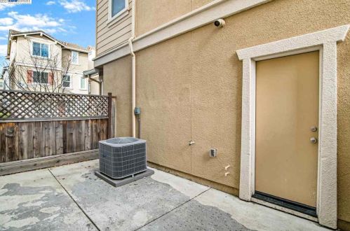 7056 Mariposa Ln, Pleasanton CA  94568-2569 exterior