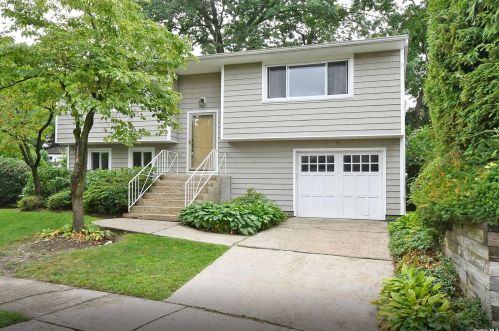 9 Leghorn Ct, Huntington Station, NY 11746-2820