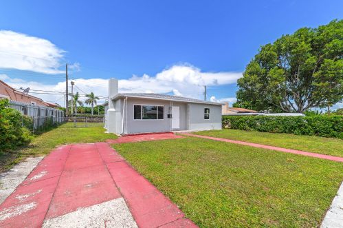 911 Churchill Rd, West Palm Beach, FL 33405-3412
