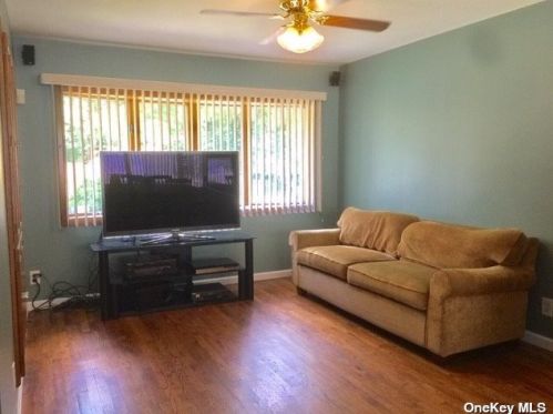 896 Bruce Dr, North Wantagh, NY 11793-1116