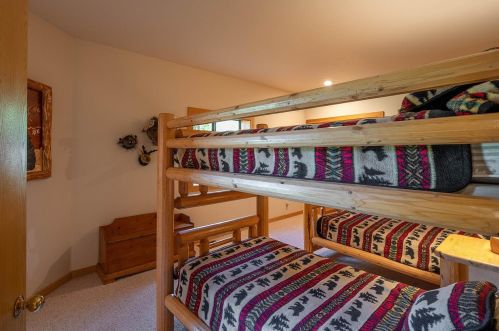 351 Skidder Trl, Truckee CA 96161-3928 exterior