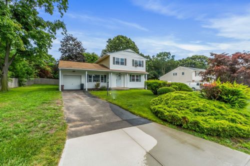 25 Green Pl, South Setauket, NY 11720-1011