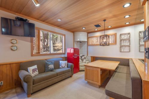 358 Skidder Trl, Truckee CA  96161-3928 exterior