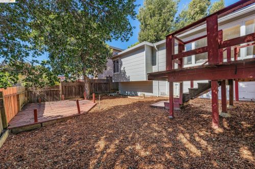 8437 Golf Links Rd, Oakland CA  94605-4118 exterior