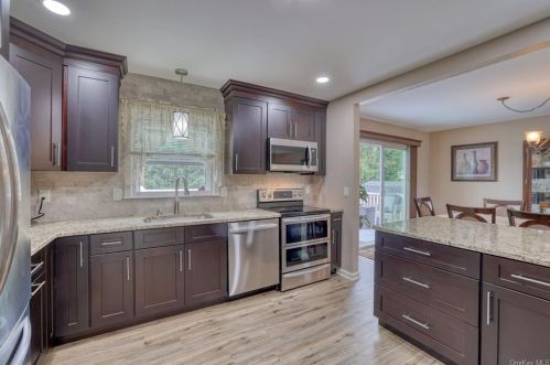 20 Hampshire Dr, Washingtonville, NY 10992-2104