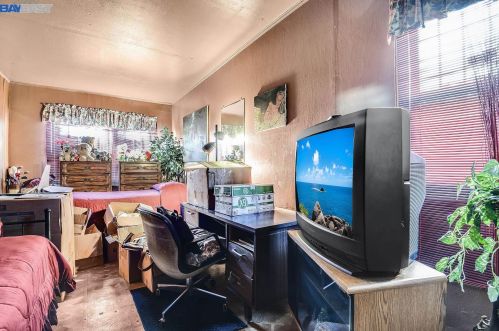 956 76, Oakland CA 94605-2808 exterior