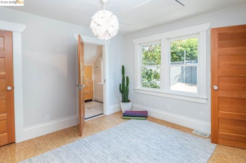 5766 Ayala Ave, Oakland CA 94609-1742 exterior