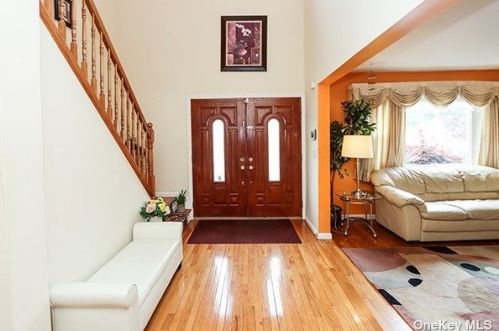 76 17th St, Muttontown, NY 11753-2426