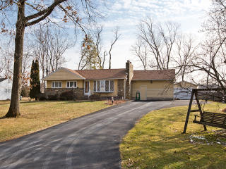 138 Highland Dr, Southampton, PA 18954-1822