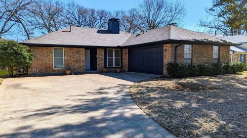 805 Dickey Dr, Euless, TX 76040-5567