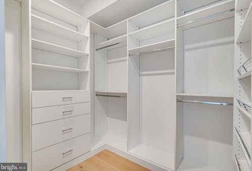 4915 Western Ave, Washington DC  20016-4319 exterior