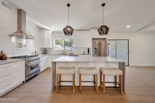 8001 11th Ave, Phoenix AZ  85021-5626 exterior