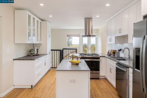 6101 Laird Ave, Oakland CA  94605-1740 exterior