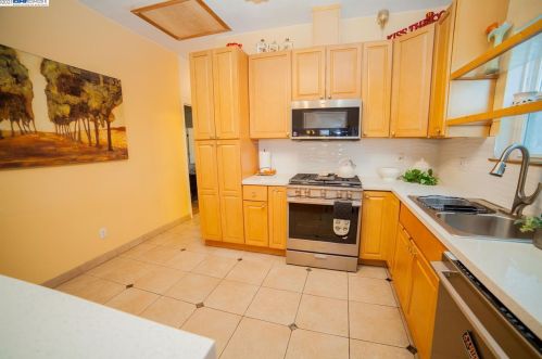 1610 14th St, Oakland CA  94607-1512 exterior
