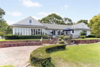 65 Melbury Rd, Babylon, NY 11702-3300