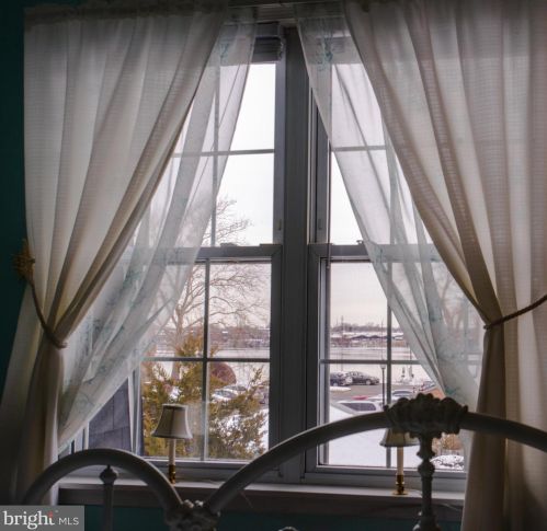 2066 Harbour Dr, Palmyra NJ 08065-1111 exterior