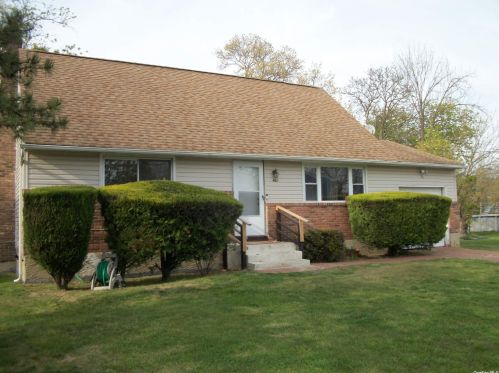 465 45th St, Copiague, NY 11726-1018