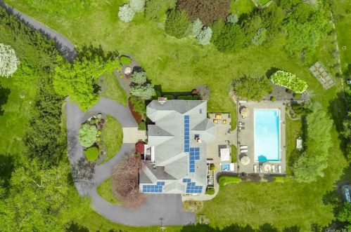 2 Cobblestone Farm Ct, Airmont, NY 10901-3239