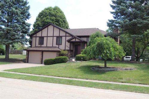 1915 Arrowline Ct, Panarama Park, IA 52722-3901