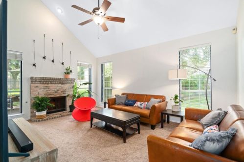 2504 Grandview Ct, Lewisville, TX 75028-7558
