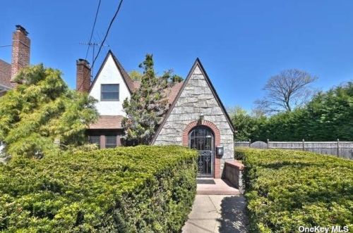 18 Baylis Pl, Lynbrook, NY 11563-4204