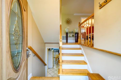 701 Chalet Dr, Woodbridge, NJ 07095-3209