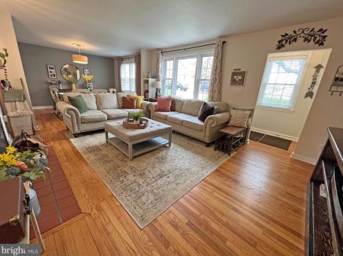 402 Lynn Dr, Wilmington, DE 19809-2804