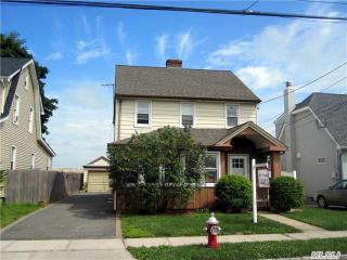 52 Lenox Ave, Hicksville NY  11801-1322 exterior