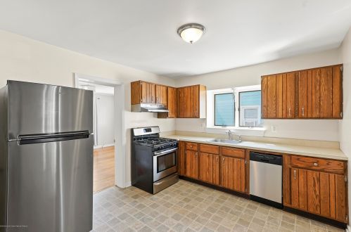1320 Spruce Ave, Tinton Falls, NJ 07712-4648