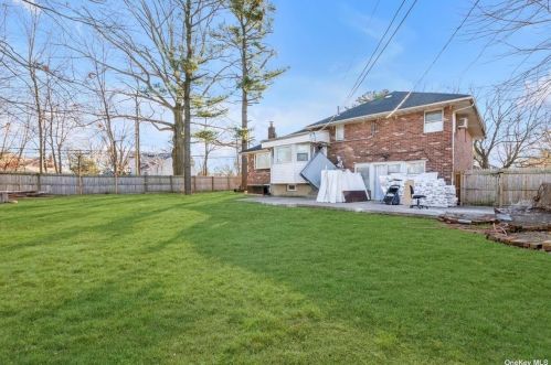 545 Queen St, Westbury NY  11590-1399 exterior