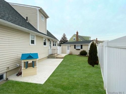 3690 Hunt Rd, North Wantagh, NY 11793-1545