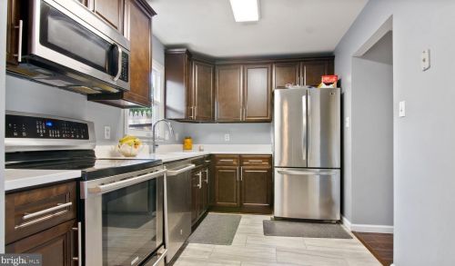 12300 Woodlawn Ct, Woodbridge VA  22192-1921 exterior