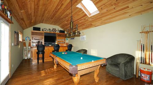 18 Drew Dr, Eastport NY  11941-1335 exterior