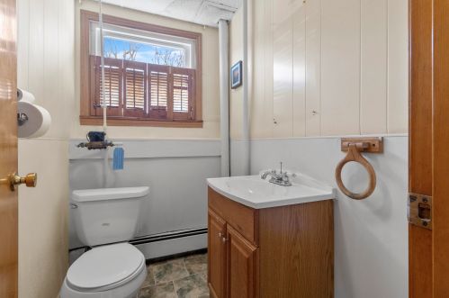 1 Cole St, Salem NH  03079-3931 exterior