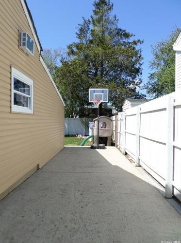 814 Delaware Ave, North Lindenhurst NY  11757-2811 exterior