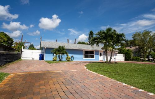325 18th Ave, Vero Beach, FL 32962-2737