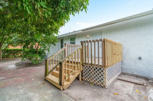 1750 Seacrest Blvd, Boynton Beach FL  33435-2245 exterior